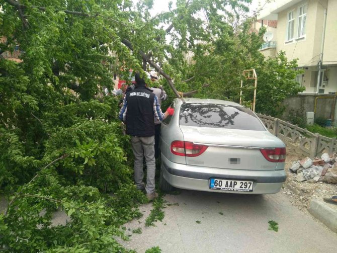 Tokat’ta Fırtına Çatıları Uçurdu, Minibüste Bulunanlar Mahsur Kaldı