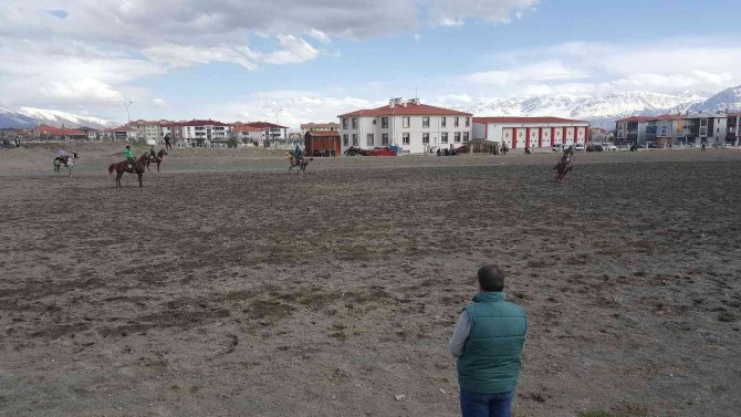 Erzincan’da Ata Sporu Cirit Yaşatılıyor