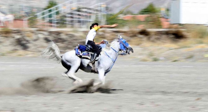 Erzincan’da Ata Sporu Cirit Yaşatılıyor