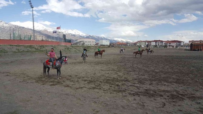 Erzincan’da Ata Sporu Cirit Yaşatılıyor