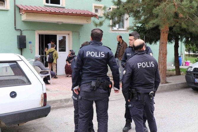İ̇cra Yoluyla Çocuğunu Almaya Gelen Kadın, Gazetecilere Tepki Gösterdi