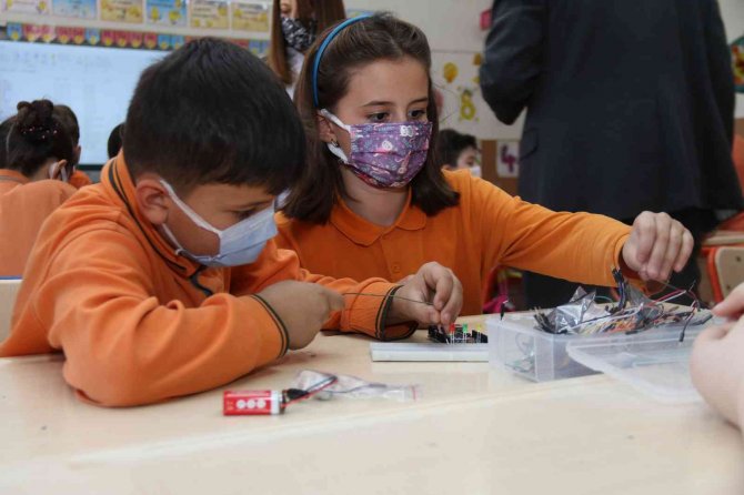 Minikler Sınıflarda Hava Kalitesini Kendi Yaptıkları Cihazla Ölçüyor