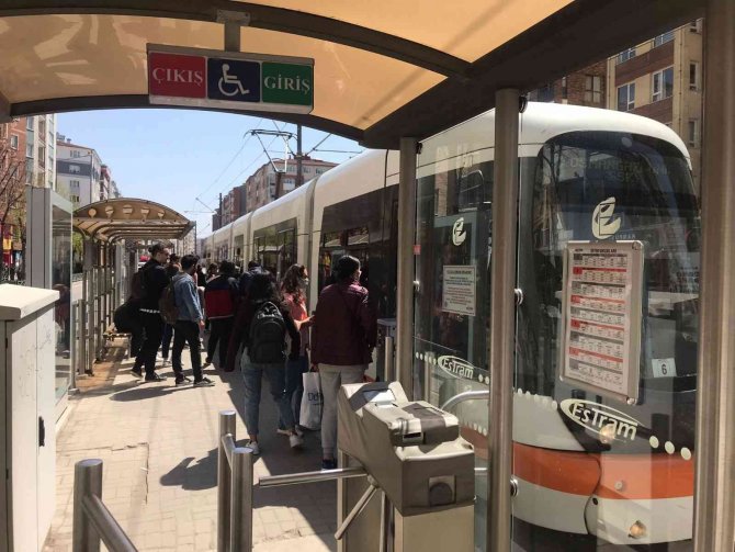 Öğrenciler Ulaşım Ücretlerini Büyükşehir’in Karşılamasını İstiyor