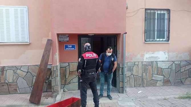 Evinde Asılı Halde Bulundu