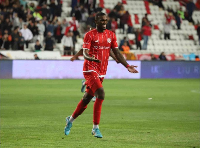 Antalyaspor’da Haji Wright, Performansıyla Göz Dolduruyor