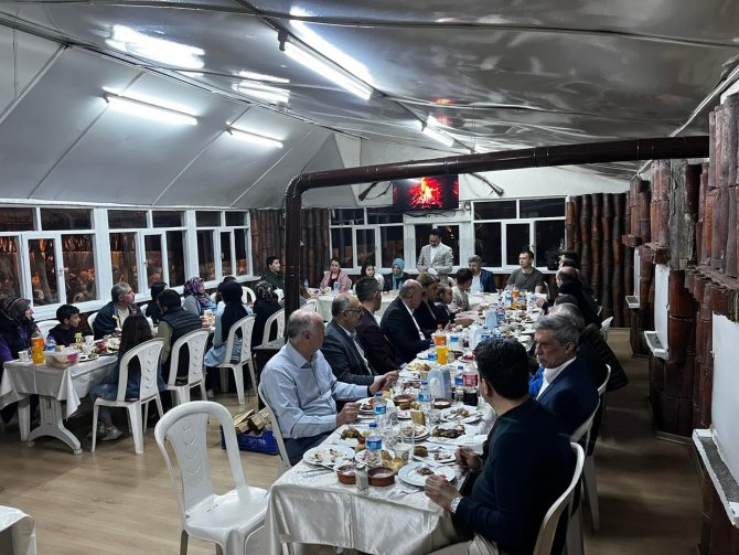 Gediz’de Kaymakam Hakan Alkan Yetim Çocuklar İle Bir Araya Geldi
