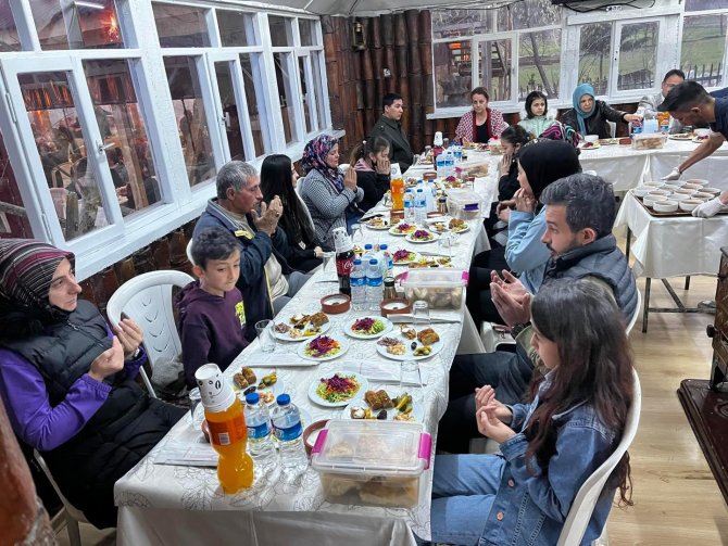 Gediz’de Kaymakam Hakan Alkan Yetim Çocuklar İle Bir Araya Geldi