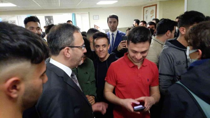 Bakan Kasapoğlu İftarını Öğrencilerle Açtı