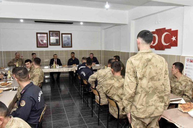 Vali Taşbilek, Orucunu Mehmetçikle Açtı