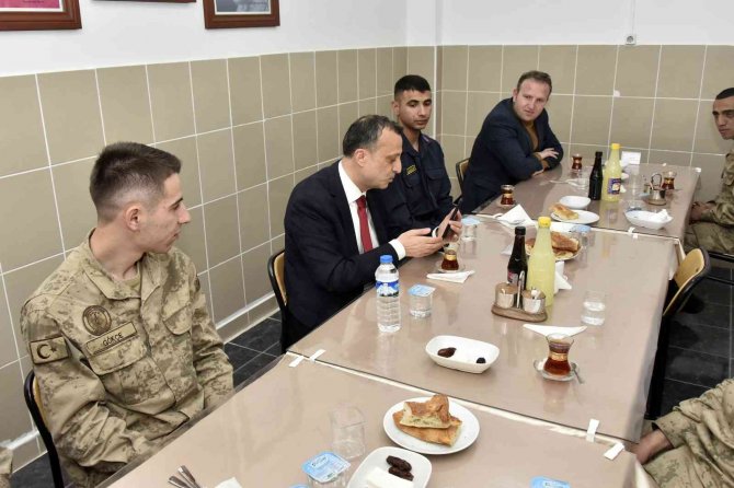 Vali Taşbilek, Orucunu Mehmetçikle Açtı