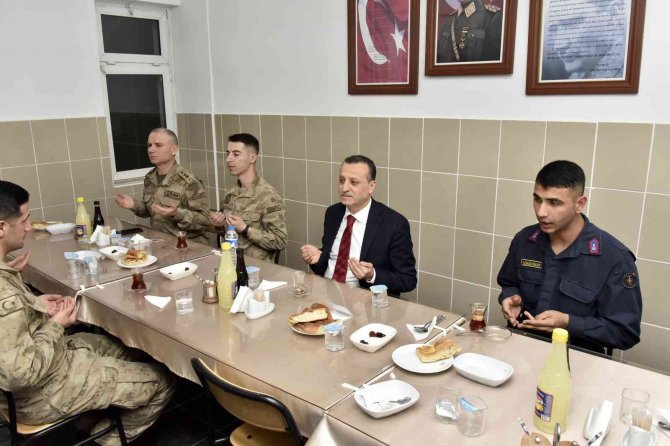 Vali Taşbilek, Orucunu Mehmetçikle Açtı