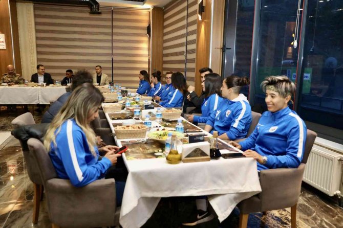 Vali Akbıyık Sporcularla Bir Araya Geldi
