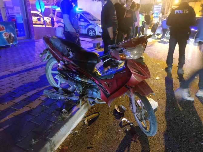 Otomobil İle Çarpışan Motosikletin Sürücüsü Yaralandı