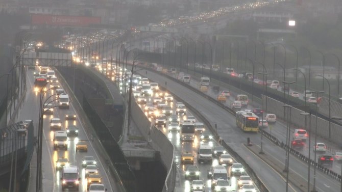 İ̇stanbul Güne Yağmurla Uyandı, Trafik Yüzde 51’e Ulaştı