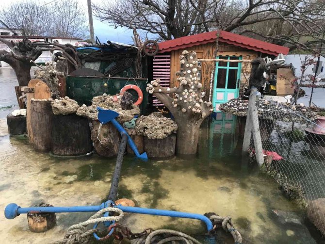 İ̇stanbul’a Su Sağlayan Baraj Taştı, Balıkçı Barınakları Ve Tekneler Zarar Gördü
