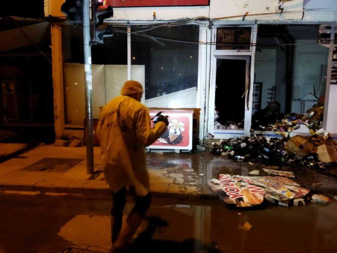 Sahur Vakti Markette Çıkan Yangın Korkuttu