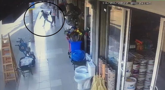 Kadın Konuşurken Telefonunu Çaldı