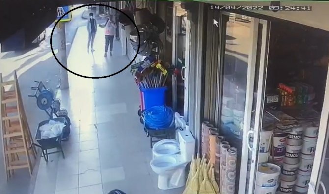 Kadın Konuşurken Telefonunu Çaldı