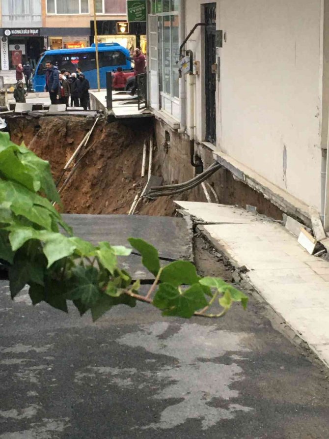 Kadıköy’de İnşaatta İstinat Duvarının Çökmesiyle Göçük Oluştu