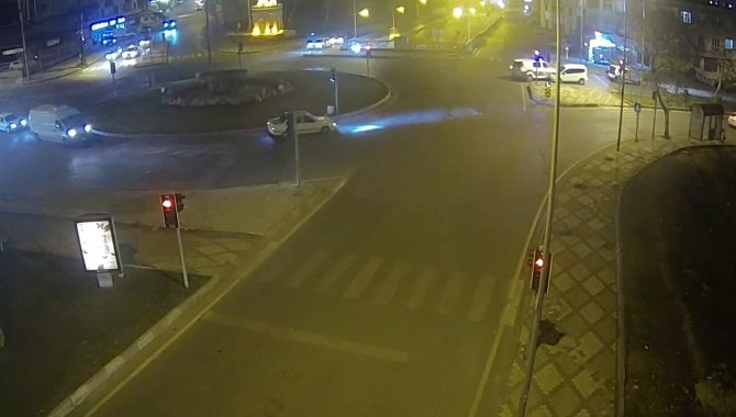 Kaçarken Polis Aracına Çarpınca Yakalandı