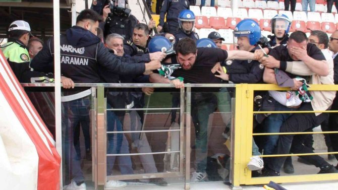 Play-off Maçında Taşlar Havada Uçuştu: 4 Yaralı