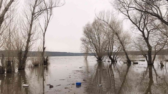 Kars’ta Sel Suları Boğazköy Camisinin Minaresi Yıktı