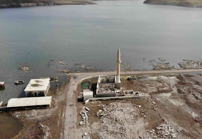 Kars’ta Sel Suları Boğazköy Camisinin Minaresi Yıktı