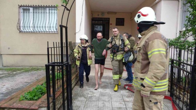 Kartal’da, Evindeki Yangına Rağmen Uykusundan Uyanmayan Ev Sakinini İtfaiye Kurtardı