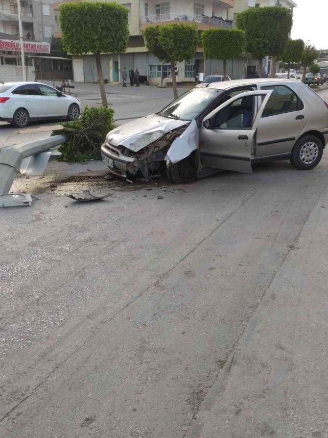 Aydınlatma Direğine Çarpan Otomobilin Sürücüsü Yaralandı