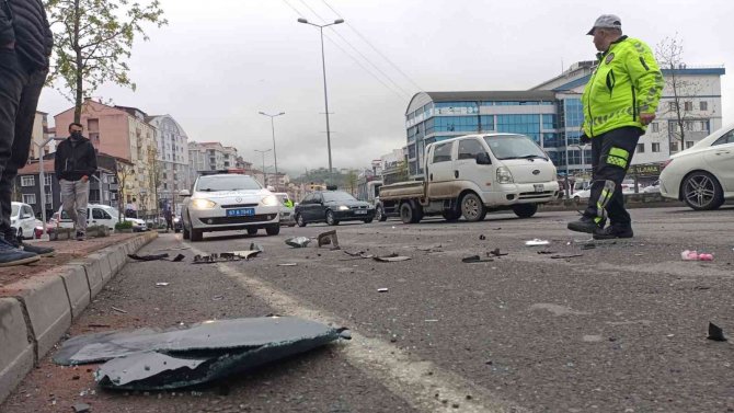 Çarpışan Otomobillerden Biri Takla Attı: 1 Yaralı
