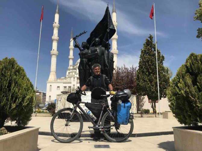 Bisikletle Dünyayı Geziyor