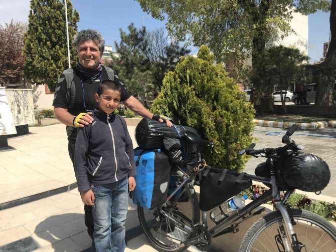 Bisikletle Dünyayı Geziyor