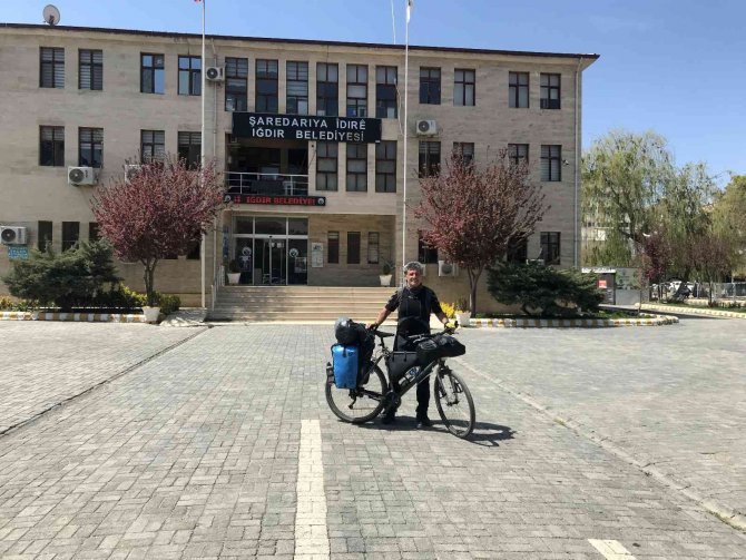 Bisikletle Dünyayı Geziyor