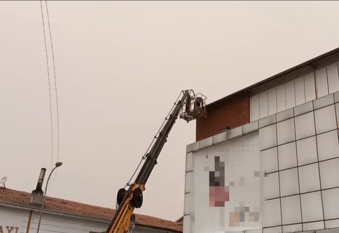 Şiddetli Rüzgar, Mandıraların Çatılarını Uçurdu