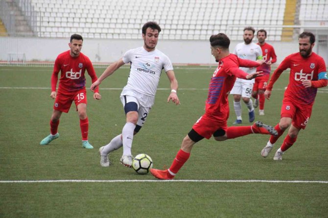 Kırmızı Kart Görünce, Hakeme Top Fırlattı