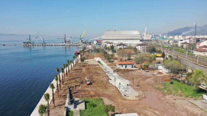 Atalar Sahil Parkında Çevre Düzenlemesi Yapılıyor