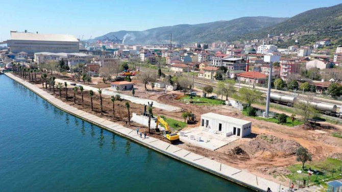 Atalar Sahil Parkında Çevre Düzenlemesi Yapılıyor