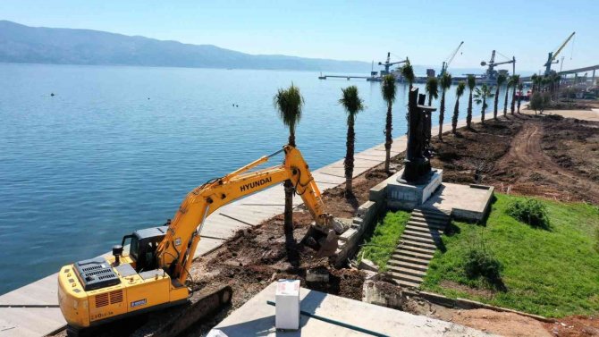 Atalar Sahil Parkında Çevre Düzenlemesi Yapılıyor