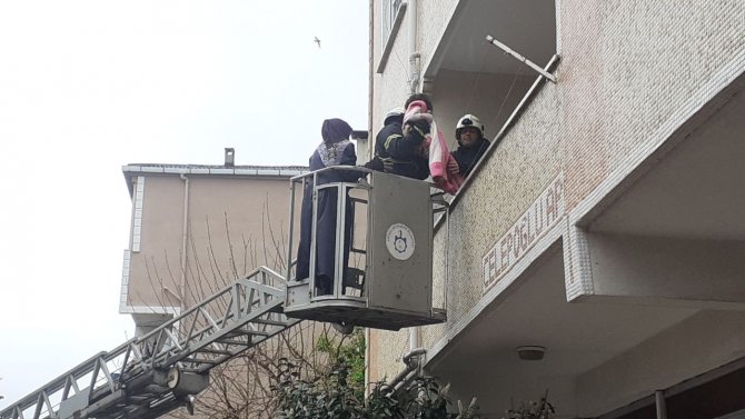 Yangında Mahsur Kalan 6’sı Çocuk 13 Kişiyi İtfaiye Ekipleri Kurtardı