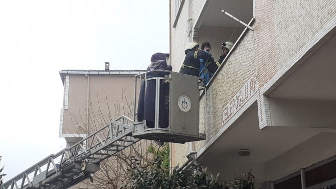 Yangında Mahsur Kalan 6’sı Çocuk 13 Kişiyi İtfaiye Ekipleri Kurtardı