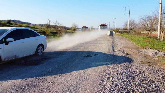 Bu Sokaktan Araç Geçince Her Yer Toz İçinde Kalıyor