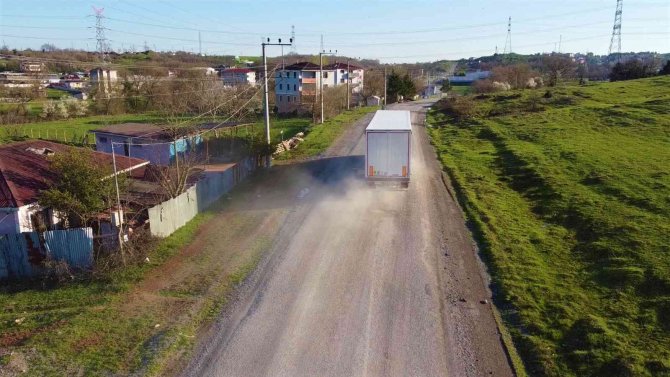 Bu Sokaktan Araç Geçince Her Yer Toz İçinde Kalıyor