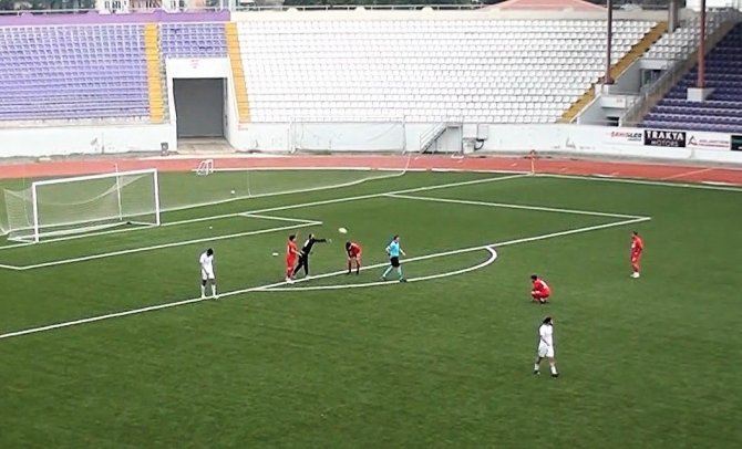 Kırmızı Kart Görünce, Hakeme Top Fırlattı