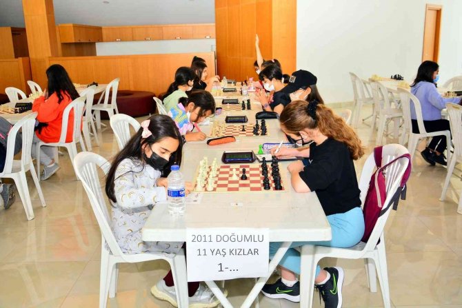 Manavgat 23 Nisan Satranç Turnuvasına 300 Genç Katıldı