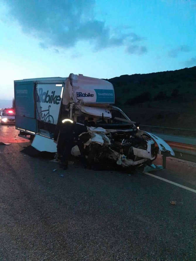 Kamyonet Aynı Yönde Seyreden Tıra Arkadan Çarptı: 1 Ölü