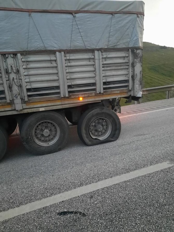 Kamyonet Aynı Yönde Seyreden Tıra Arkadan Çarptı: 1 Ölü
