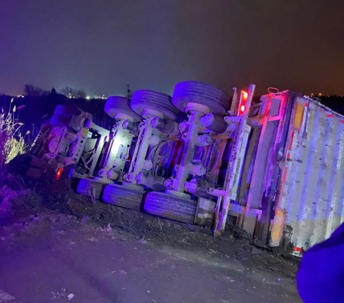 Manisa’da Hurda Yüklü Tır Devrildi: Sürücü Yaralandı, Yolcu Öldü