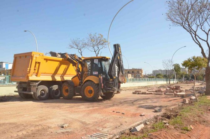 Büyükşehir Belediyesi, Tarsus Yarenlik Alanına ‘Kent Meydanı’ Yapıyor