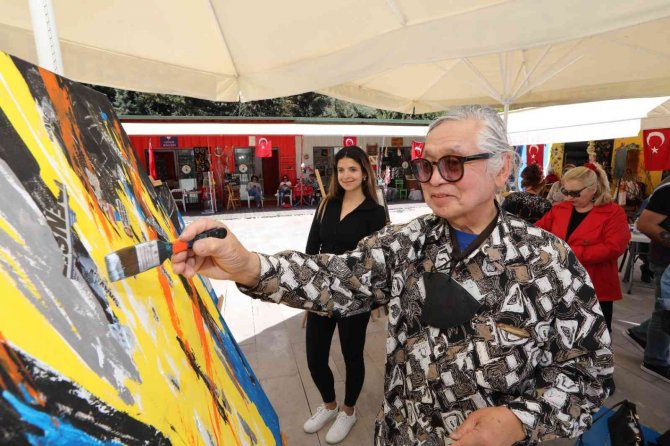 Dünyaca Ünlü Ressam Mezitli Sanat Çarşısında Atölye Çalışması Yaptı