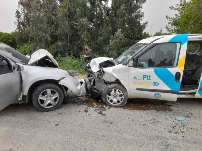 Otomobil İle Hafif Ticari Araç Kafa Kafaya Çarpıştı: 2 Yaralı